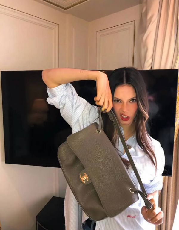 谷爱凌的表情俏皮搞怪，十分自由随性。