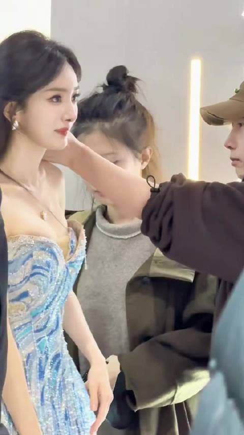 杨幂别跟热巴学啊，捂住胸口干嘛！