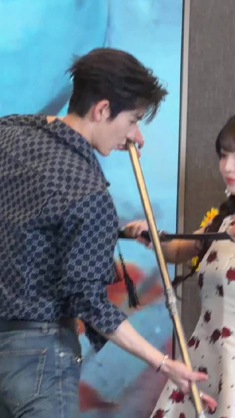 张凌赫田曦薇复刻剧中名姿势,挑眉wink引热议