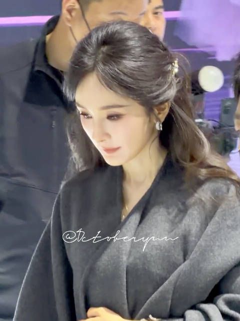 小幂离场前合凯度CEO礼貌握手道别～ 披上披肩别有一番韵味，好温柔好美！