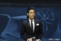 向佐因对主持人作出踢腿动作公开致歉 耍帅也要分清场合才对