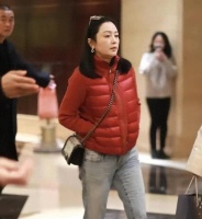 56岁的陈红去机场，没化妆的样子看起来挺真实的，跟普通人相差无异