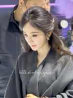 小幂离场前合凯度CEO礼貌握手道别～ 披上披肩别有一番韵味，好温柔好美！