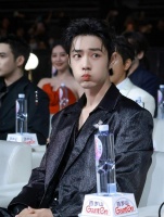 为什么别人领完奖就走，肖战却要硬坐五小时？知道真相后有点想哭