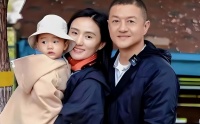 海哈金喜晒女儿庆生照，李亚鹏全家出镜，他们是亲人相处融洽