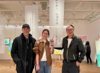 张智霖也变白胡子了，不过老了也很帅，和老婆袁咏仪在香港看展览