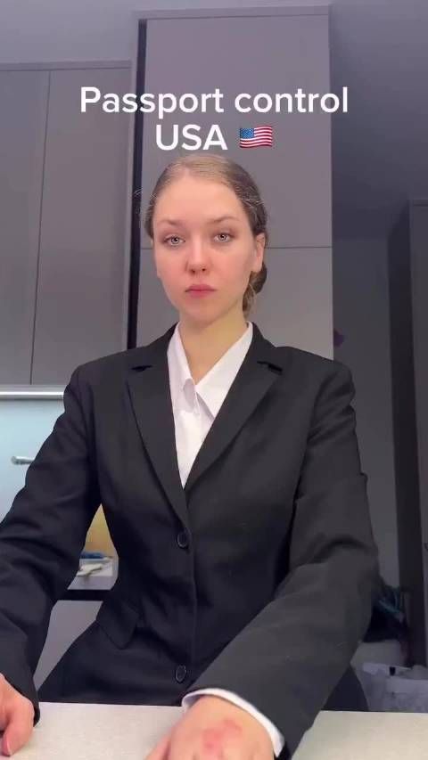 哈哈哈哈哈,很传神啊,中国海关人员的假笑丝丝入扣