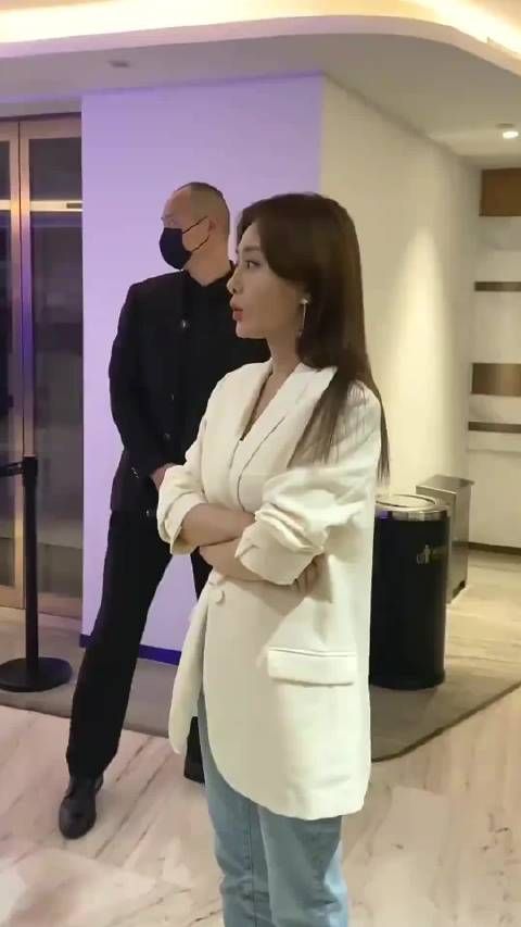 谢霆锋见到秦岚就主动握手,锋哥礼貌又绅士