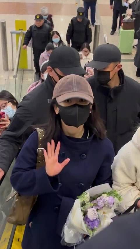 杨紫回国了,紫米高规格的接待!