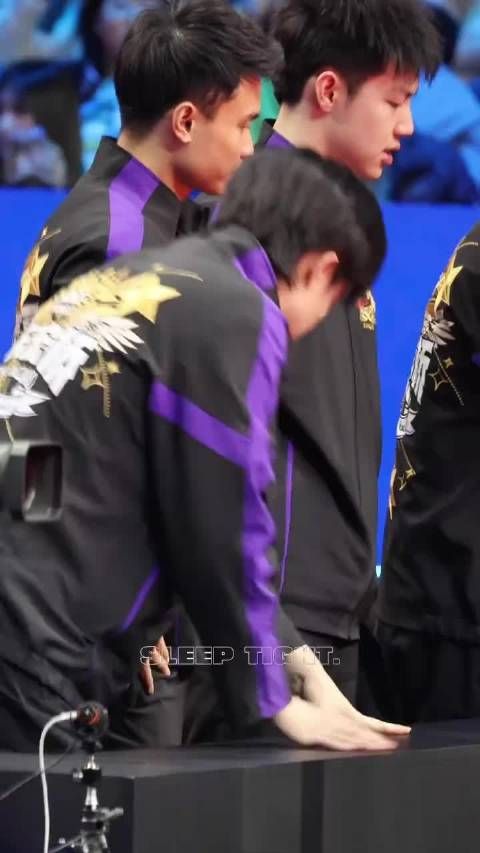 特别的视角,头指导嚼巴嚼巴并为你竖起了一个大拇指,王楚钦