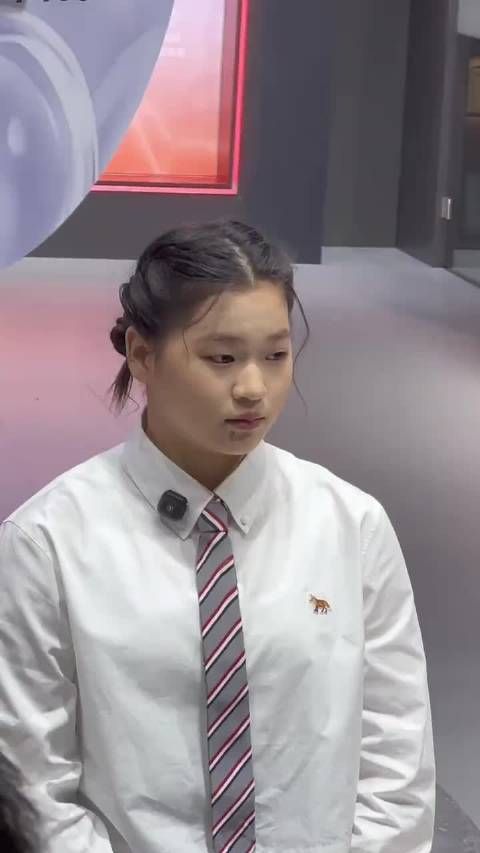 全红婵新造型满分!小辫子 + 白衬衫,终于有了女孩该有的样子