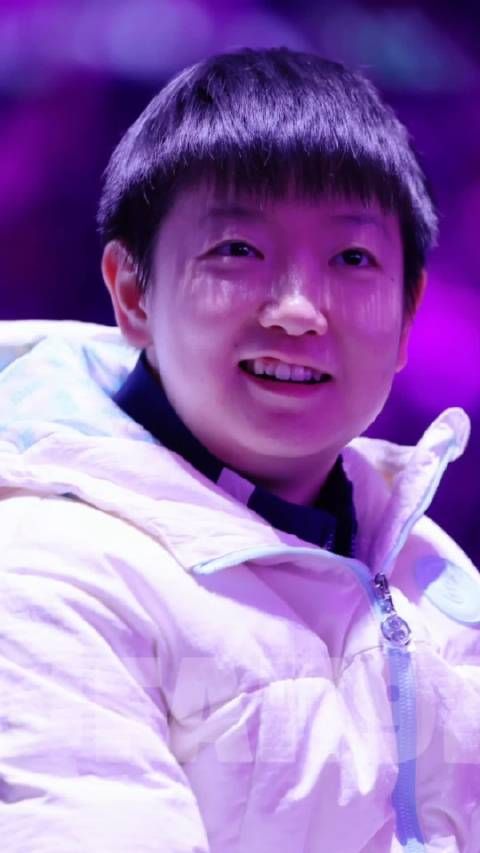 孙颖莎低调现身!示意粉丝小点声,不抢队友风头,世一的格局