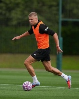 哈兰德剪头发了吗？