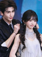 田曦薇张凌赫经纪人恩怨九年：艺人再甜难解仇