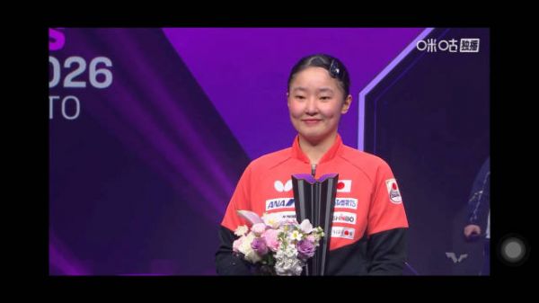 在别人的冠军时刻在后面半天不走还在扔花