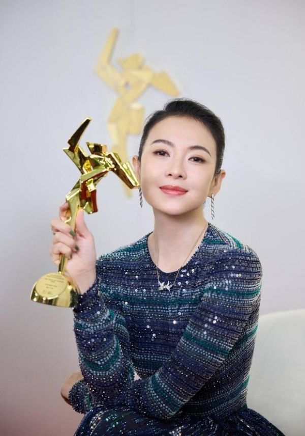 章子怡面露温婉笑容,气场全开!