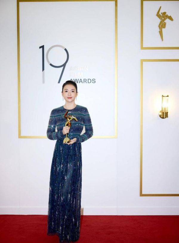 章子怡一袭亮片长裙气质优雅,魅力十足。