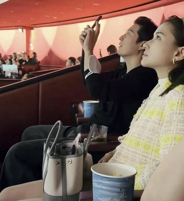 搜狐娱乐讯 近日,何超莲晒出自己的生活vlog,视频中她甜蜜陪老公看水舞间。