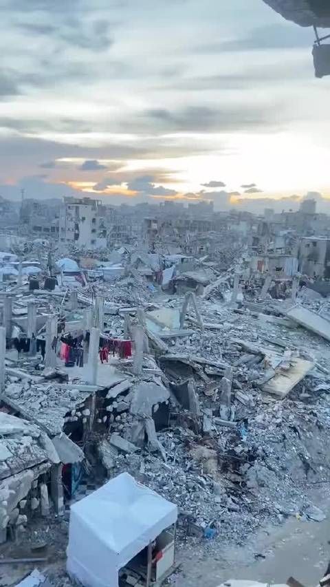 炮弹与钢筋水泥的混合体，满目疮痍，凄凉无比，战争毁掉一切…．