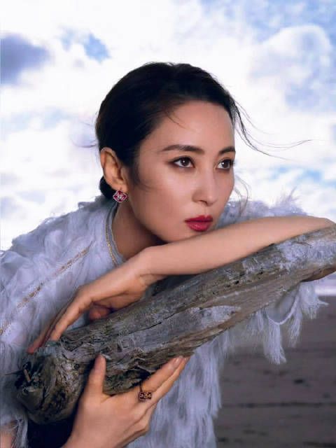 蒋勤勤新西兰礁石轻纱飘逸牛仔裤飒爽