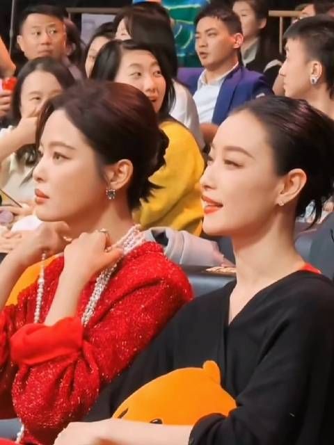 辛芷蕾倪妮同框互动，红黑造型吸睛