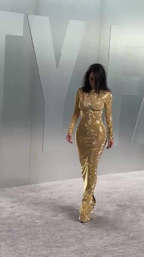 金-卡戴珊在《名利场》奥斯卡派对上的造型