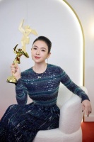 章子怡手握“卓越亚洲电影人大奖”奖杯拍照！气场全开