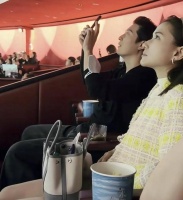 窦骁罕见在何超莲vlog出镜 同看表演超甜蜜