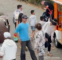 阿那亚偶遇韩庚一家，卢靖姗身材胖到不敢认，夫妻牵手女儿跟身后