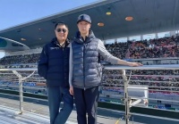 林永健携儿子现身F1赛场，父子俩如同复制粘贴，不忘与赛车手合照