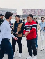 田亮叶一茜四口现身上海F1，46岁发福发腮 森碟和郭富城合影好开心