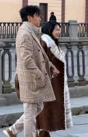 58岁伊能静和秦昊现身俄罗斯，打扮洋气当街秀恩爱，幸福的俩口子