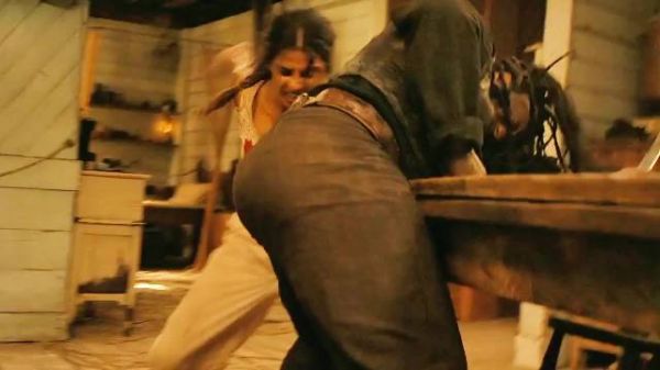 土匪闯进女人家里,女人绝地反杀