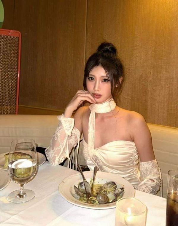 徐朵身材窈窕,散发高冷气质。