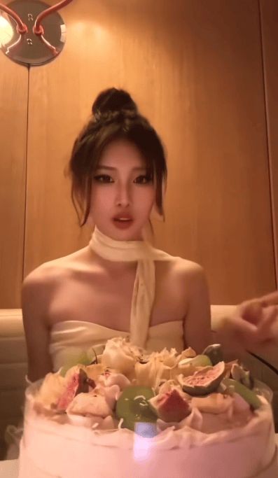 徐朵在镜头前跳手势舞。