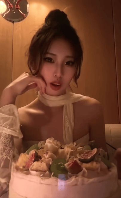 徐朵美丽大方。