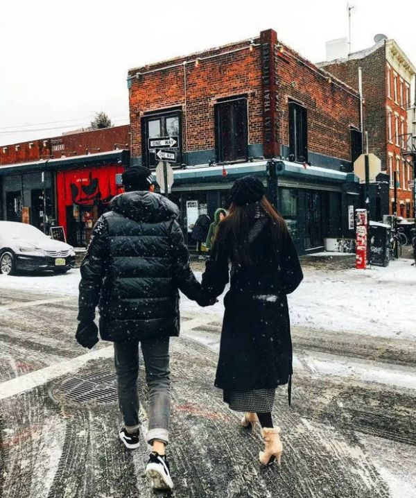 母子俩亲密牵手。