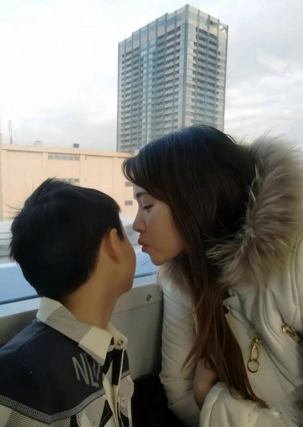 母子俩超级有爱。