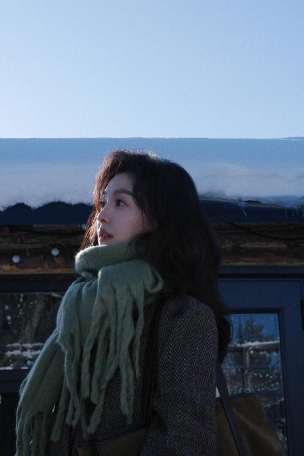 搜狐娱乐讯 3月16日,章若楠公开一组随拍,照片里的她穿着大衣,长发微卷,侧脸精致,优雅大方。