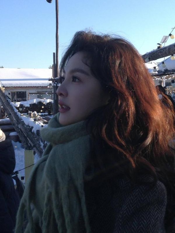 章若楠化身偶像剧女主角,明媚温柔。