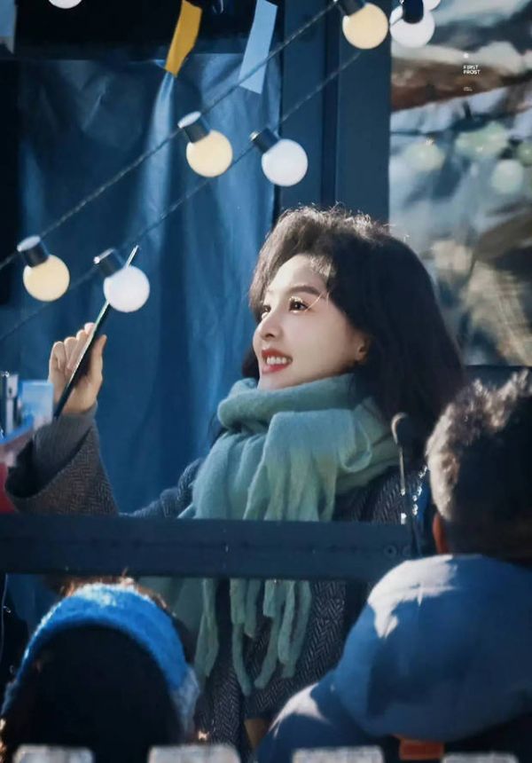 章若楠在秋千上甜笑。