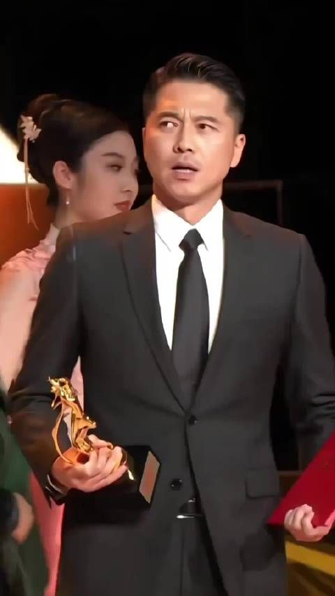 王雷金鹰奖封视帝，领奖时李小萌台下感动落泪