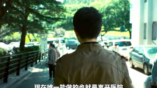 黑老大出狱后到酒店打工,却不料第一天就有小混混来闹... l