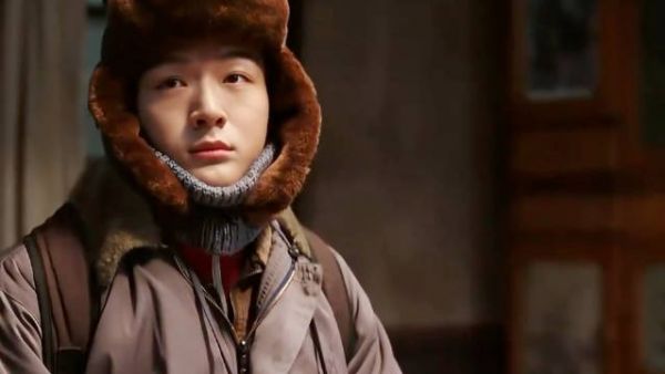 父辈的荣耀:父亲意外猝死,母亲离家出走是养母却这样对待他.