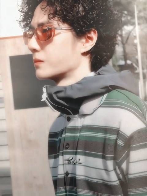 王一博亮相巴黎时装周秀场抓拍引瞩目