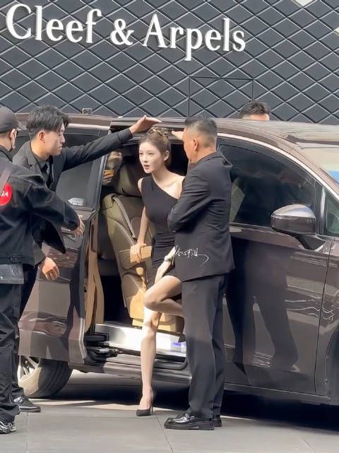 张予曦|确认了好几遍这个腿怎么可以这么细….. :芒妹