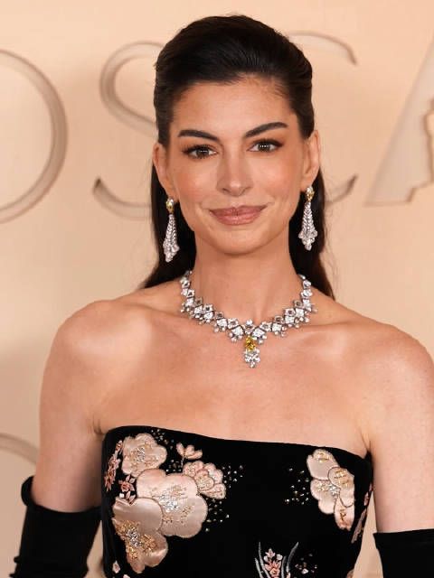 太美了！安妮海瑟薇优雅亮相奥斯卡奥斯卡红毯直拍