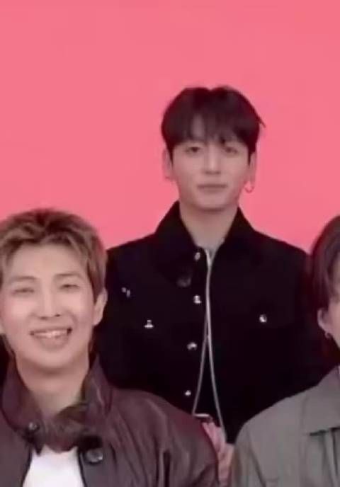 小猪包在后面摇摇晃晃的