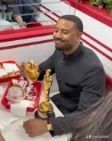 刚拿奥斯卡影帝，他却跑去吃街头汉堡，粉丝还顺走了他的薯条