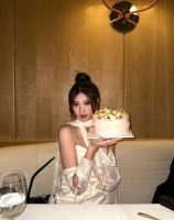 冯小刚养女徐朵晒庆生照，穿白色抹胸裙手捧蛋糕美丽又性感